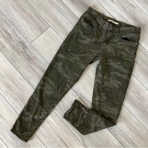Says size 27 but fits like a 25 Women’s Levi’s 711 skinny jeans camouflage New